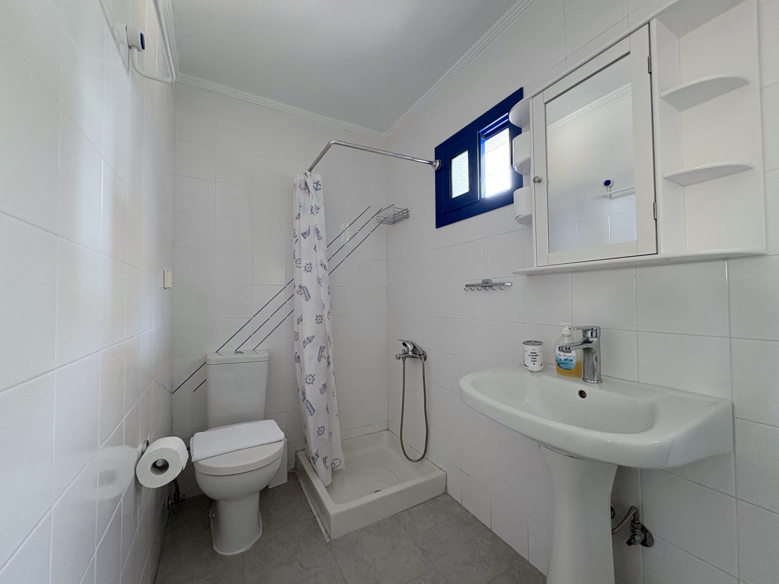 Argo Beachfront Apartment 9 Argo Rentals - Argo Apartment - Shower & WC