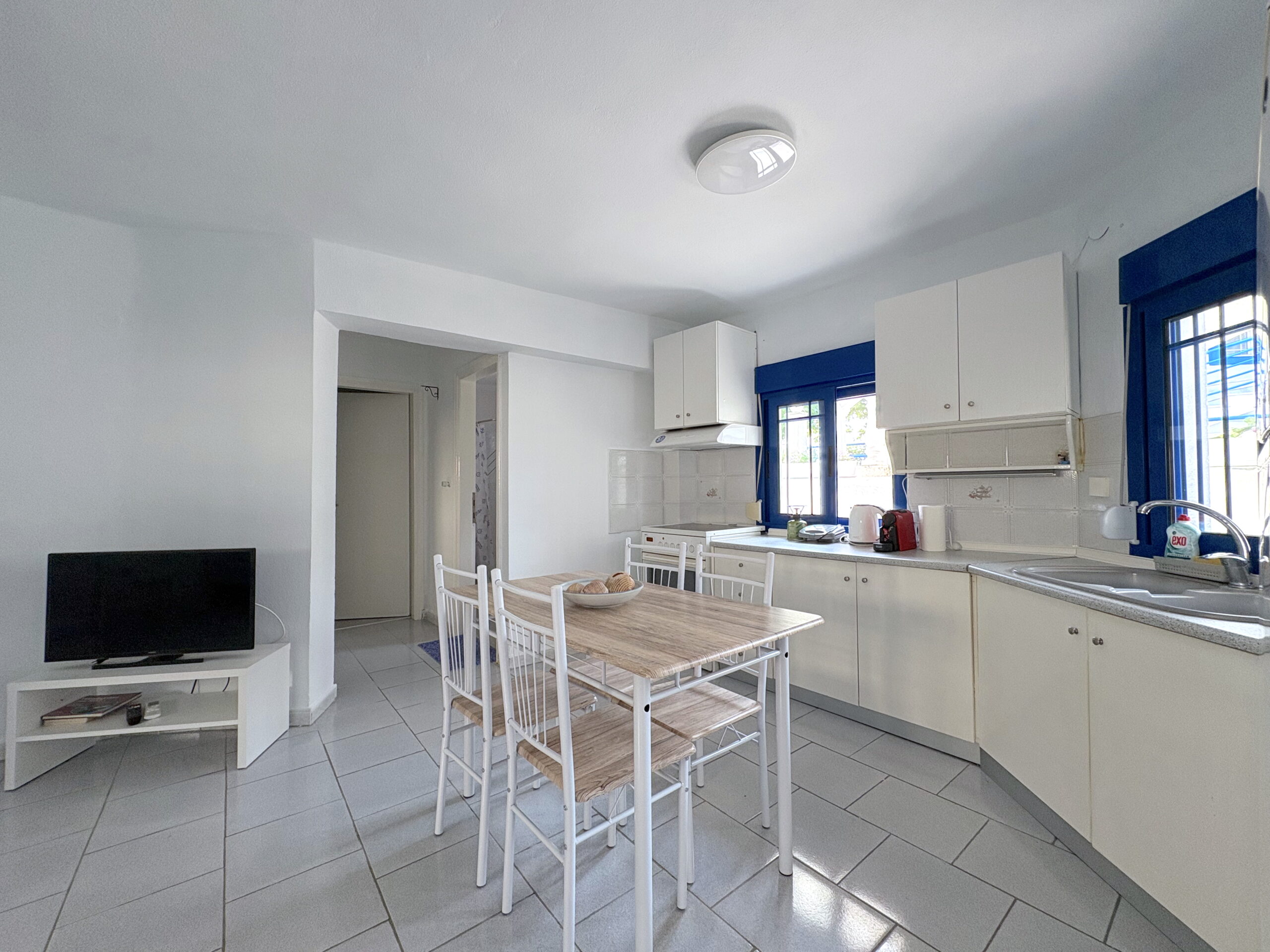 Argo Beachfront Apartment 7 Argo Rentals - Argo Apartment - Kitchen & Dining Area