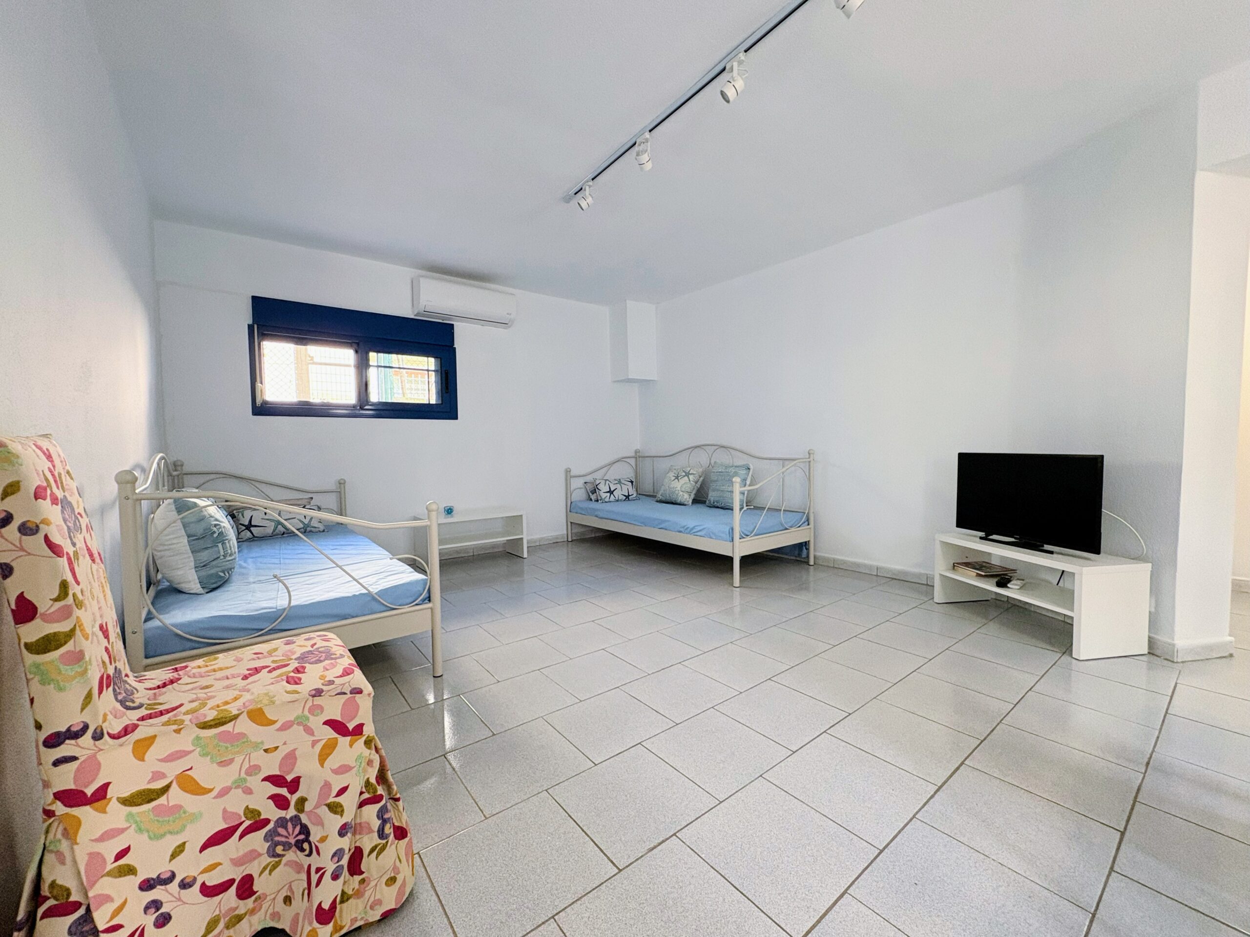 Argo Beachfront Apartment 5 Argo Rentals - Argo Apartment - Living room & TV - Sofa beds