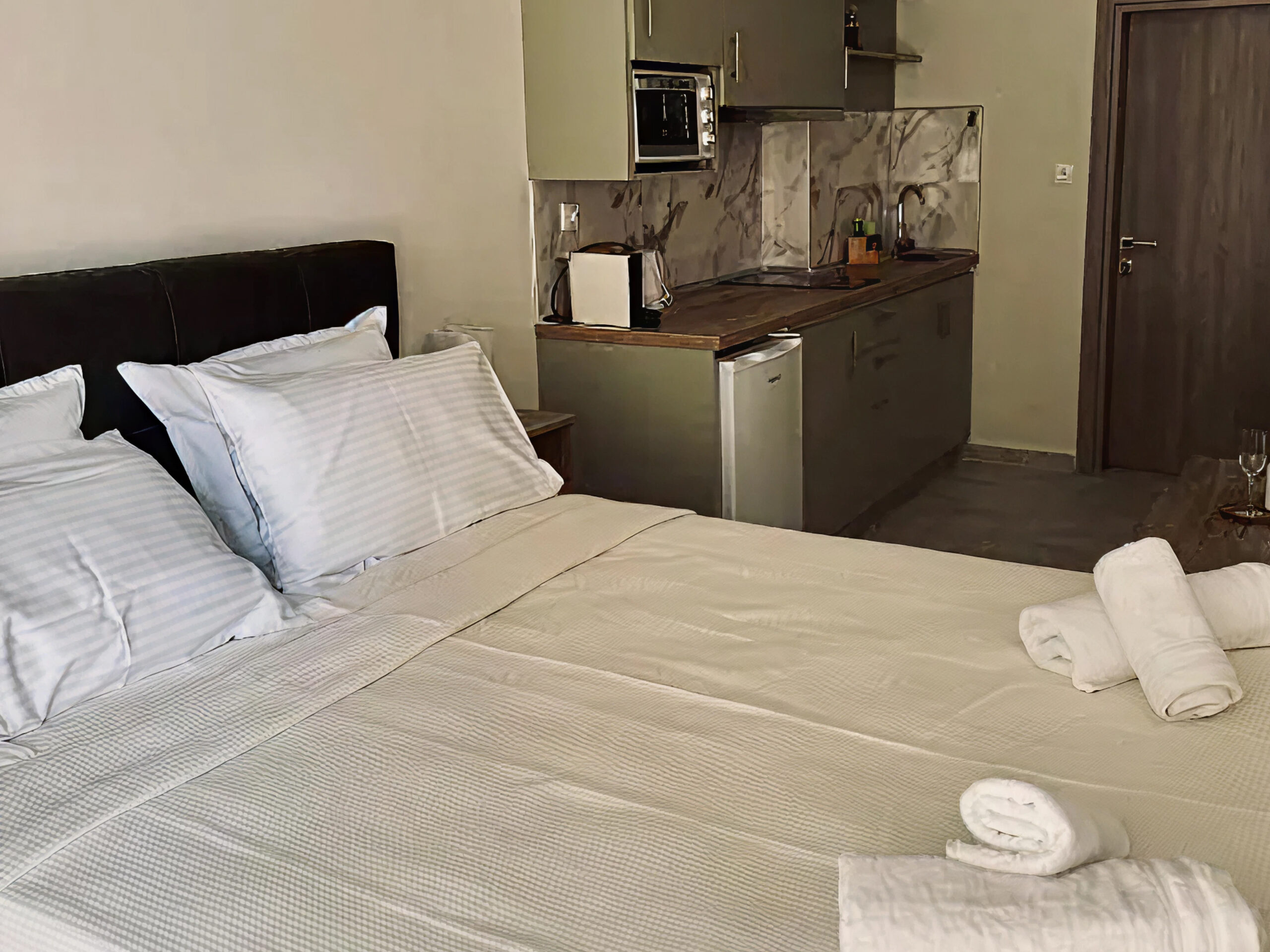 All Season - Winter Studio 3 Argo Rentals - All Season - Winter - Double Bed & Kitchen