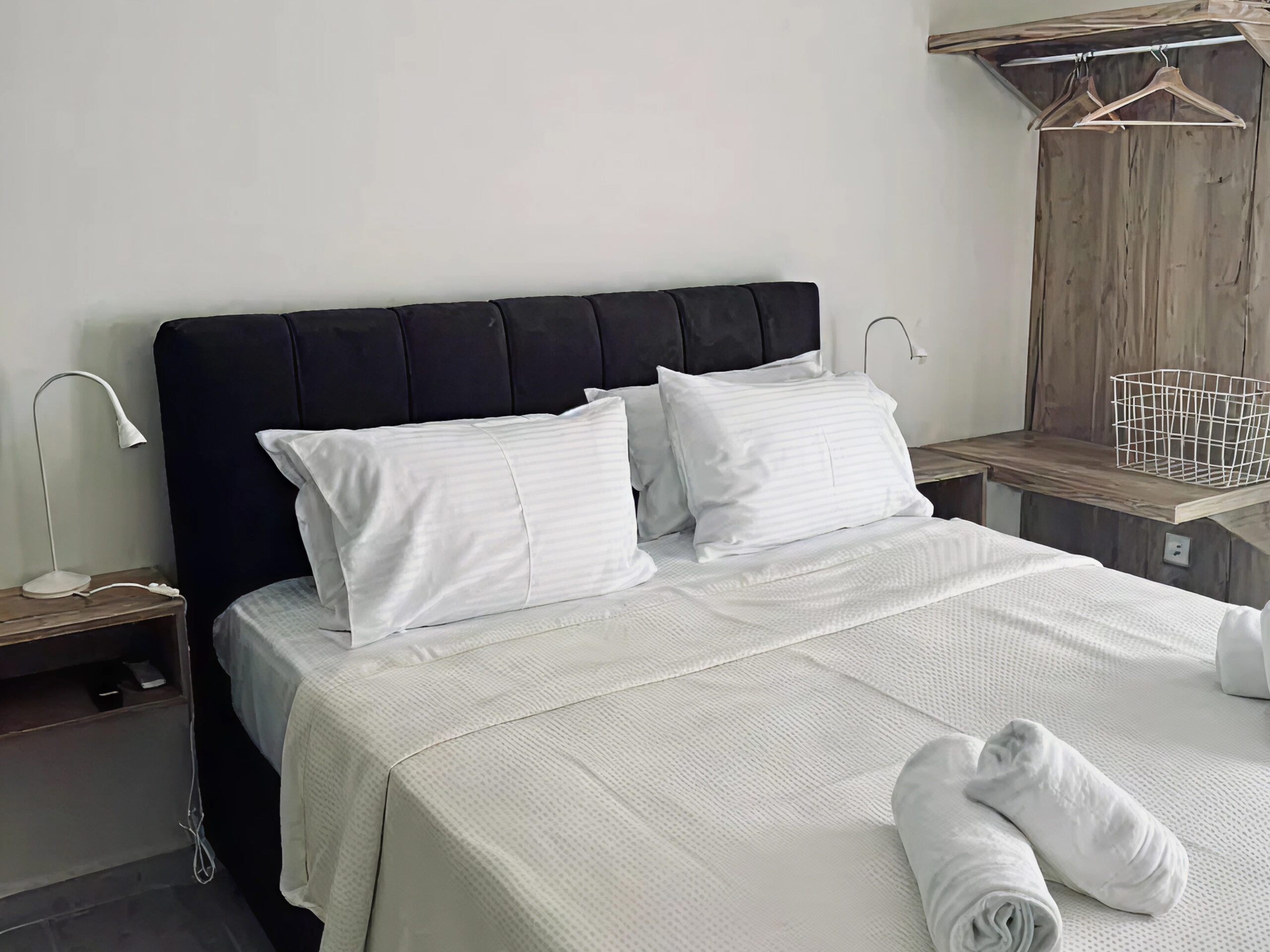 All Season - Autumn Studio 2 Argo Rentals - All Season - Autumn - Double Bed & Coat rack