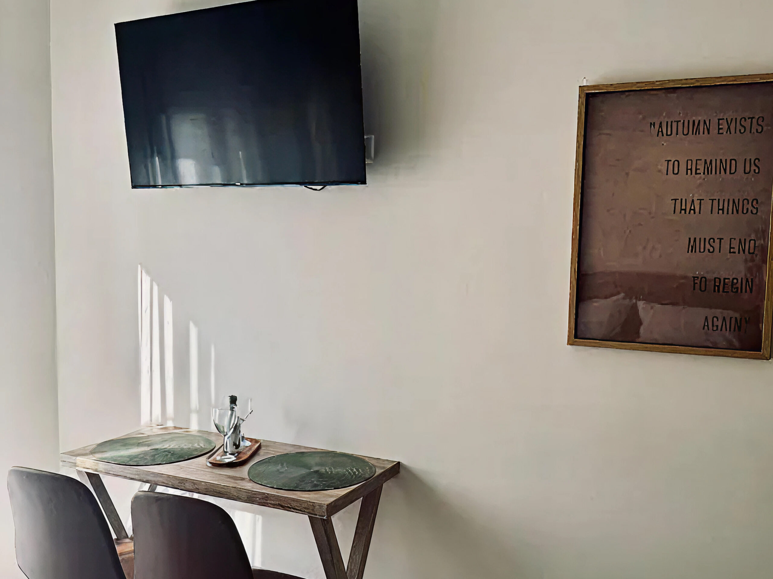 All Season - Autumn Studio 3 Argo Rentals - All Season - Autumn - Sitting Area & TV