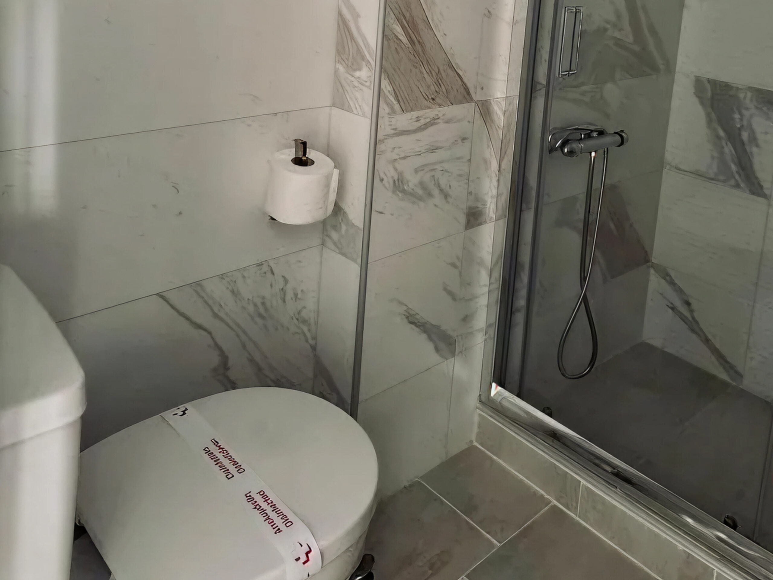 All Season - Autumn Studio 6 Argo Rentals - All Season - Autumn - WC & Shower